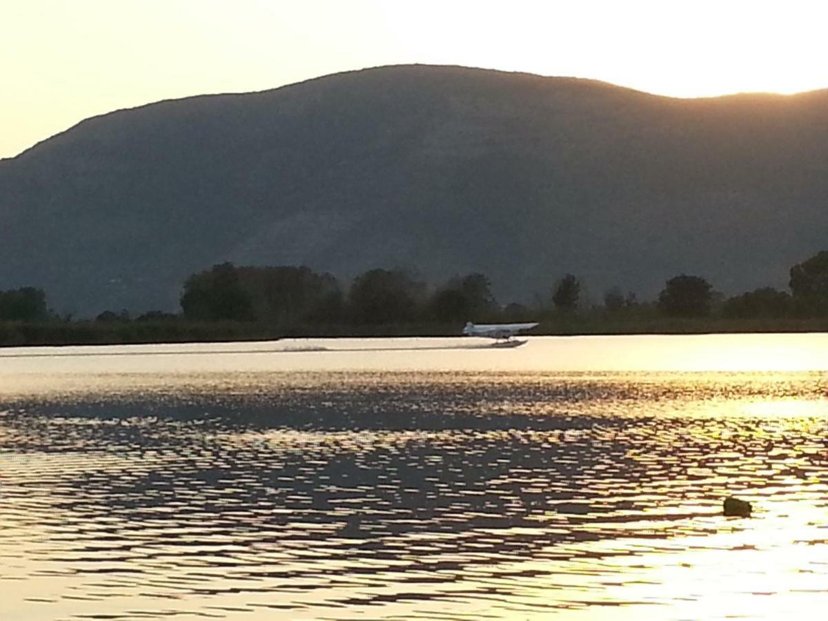 Magia Sul Lago Di Fondi Monte San Biagio Buitenkant foto